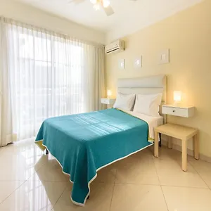 Shakey Aparthotel